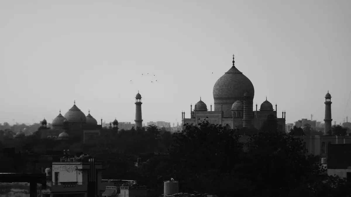 Black and white silhouette of the iconic Taj Mahal in Agra, India, showcasing its stunning architecture.